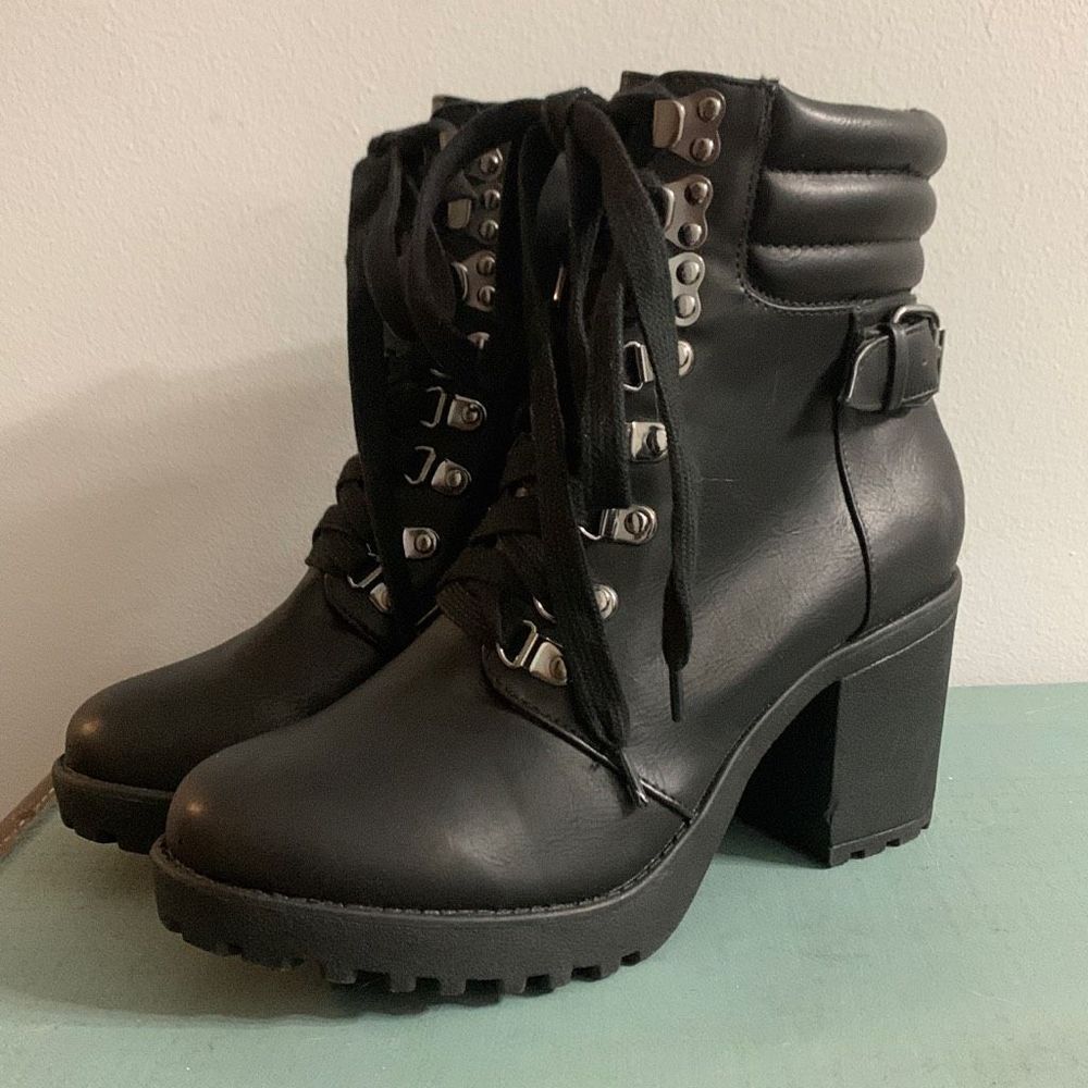 MIA SIAN BOOT  black lace up booties. Heeled grunge platform